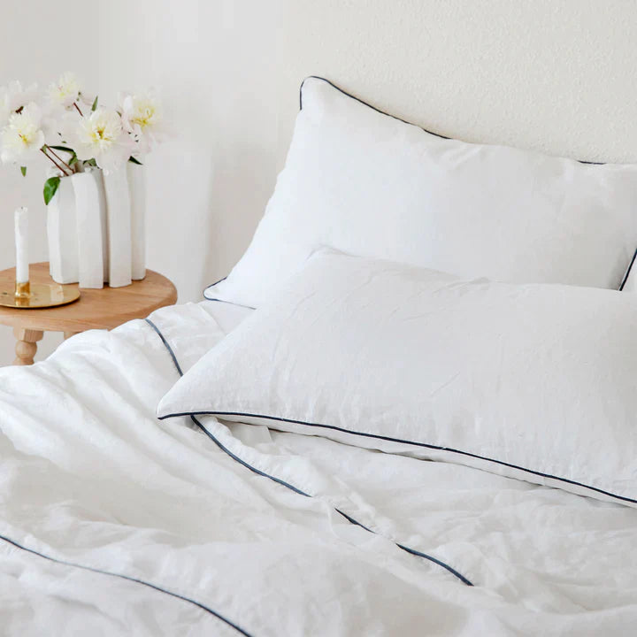 Cultiver Piped Linen Duvet Cover - White/Navy Piped